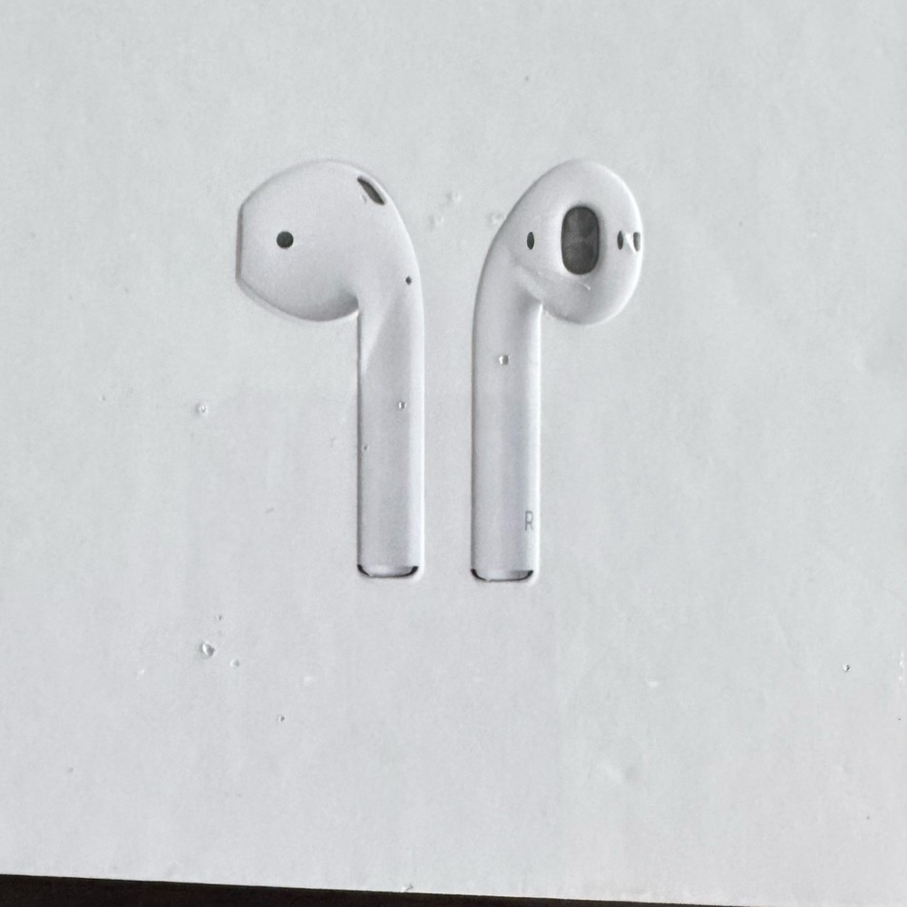 Wireless ear buds in Classic White